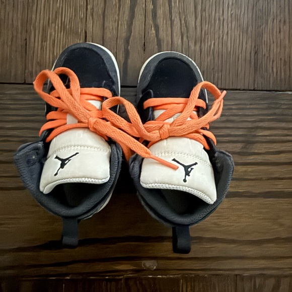 Lightly used Toddler Jordans need a new home! Size 7c - Picture 5 of 6